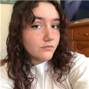 Chica joven y dinámica acompañante en tareas y tiempo libre